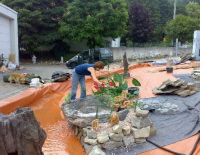 Gestalten von Teichen und Garten mit Naturastein